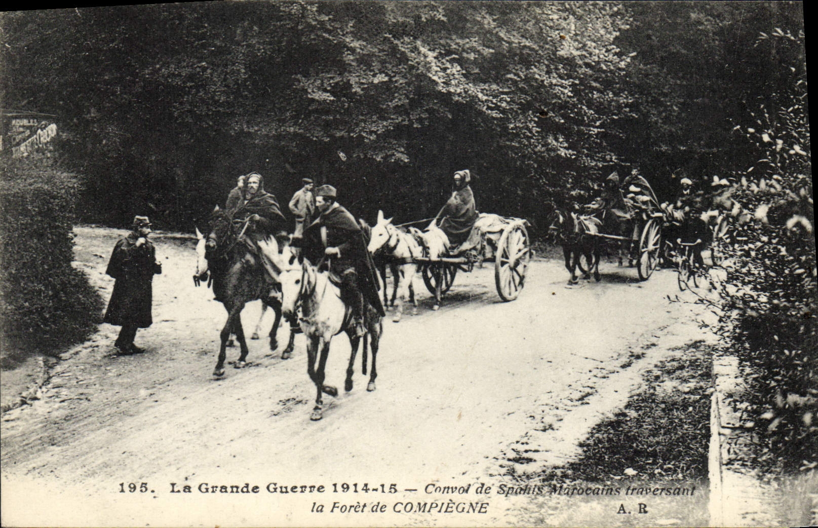 CPA Militaria Convoi de Spahis Marocains traversant la foret de Compiegne