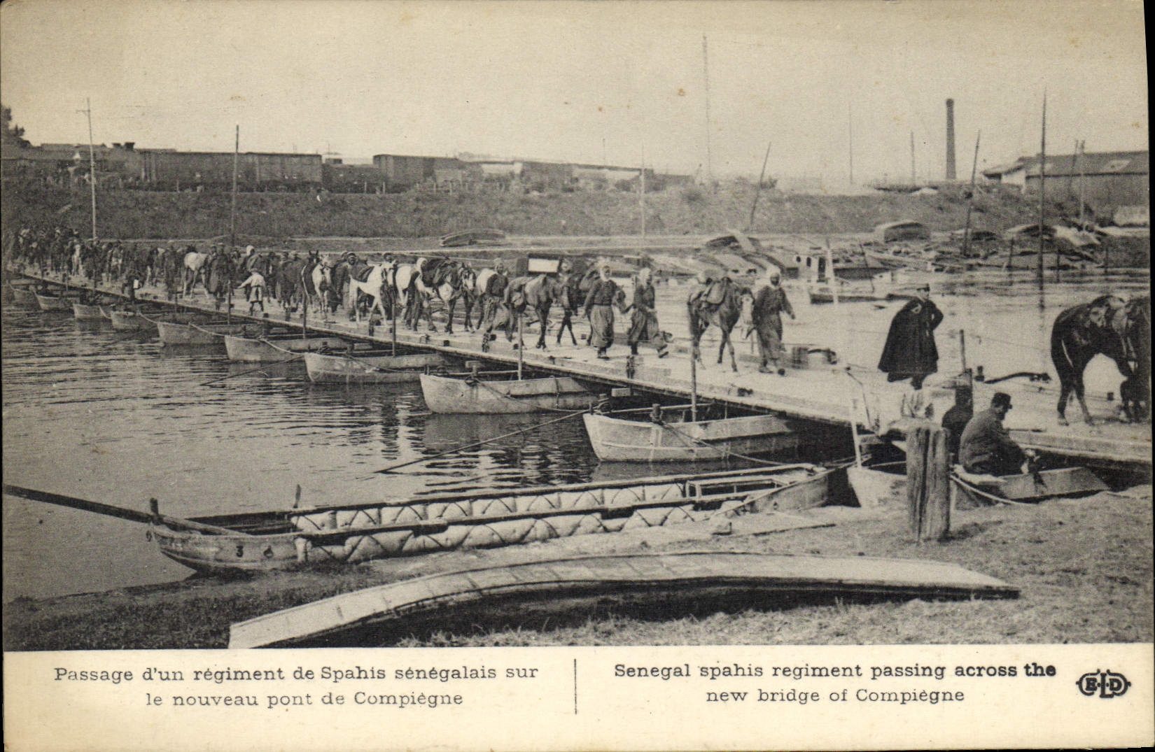 CPA Militaria Passage d'un regiment de Spahis senegalais sur le nouveau pont de Compiegne