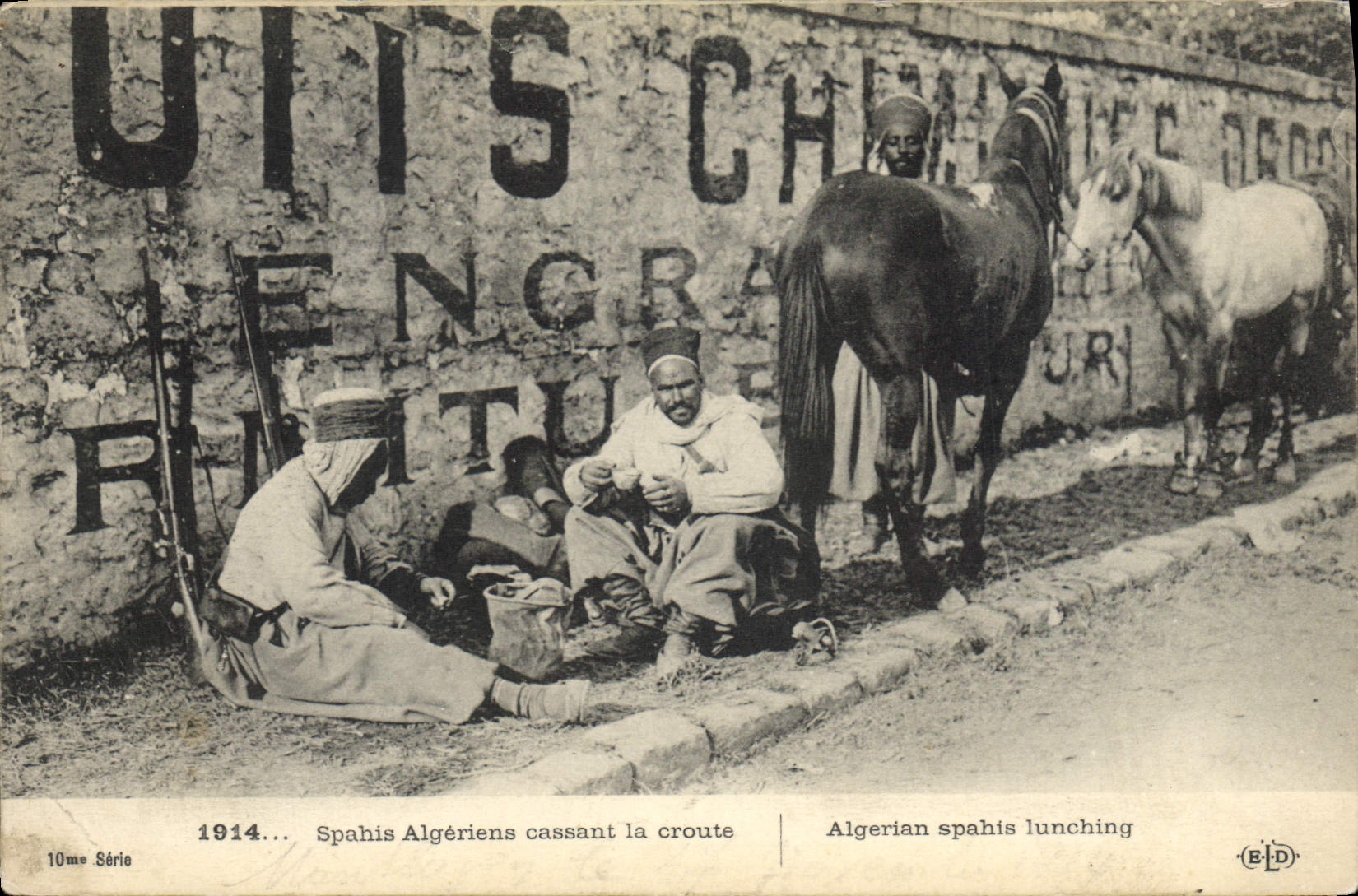 CPA Militaria Spahis algeriens cassant la croute