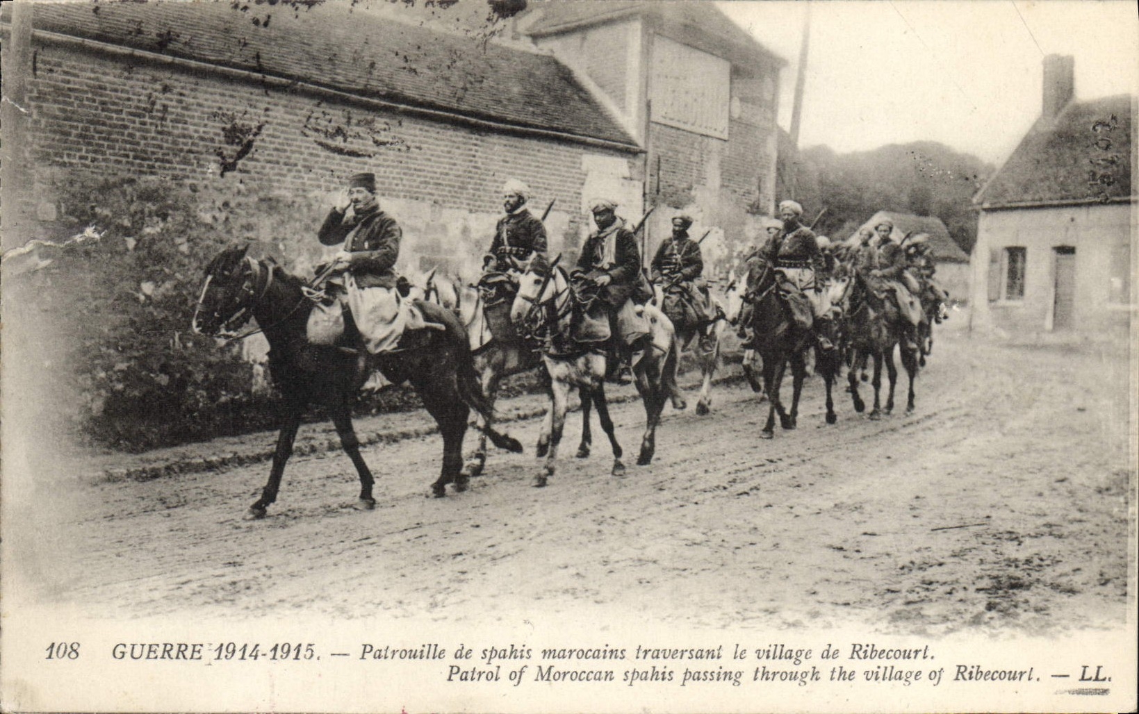 CPA Militaria Ribecourt Une patrouille de Spahis Marocains