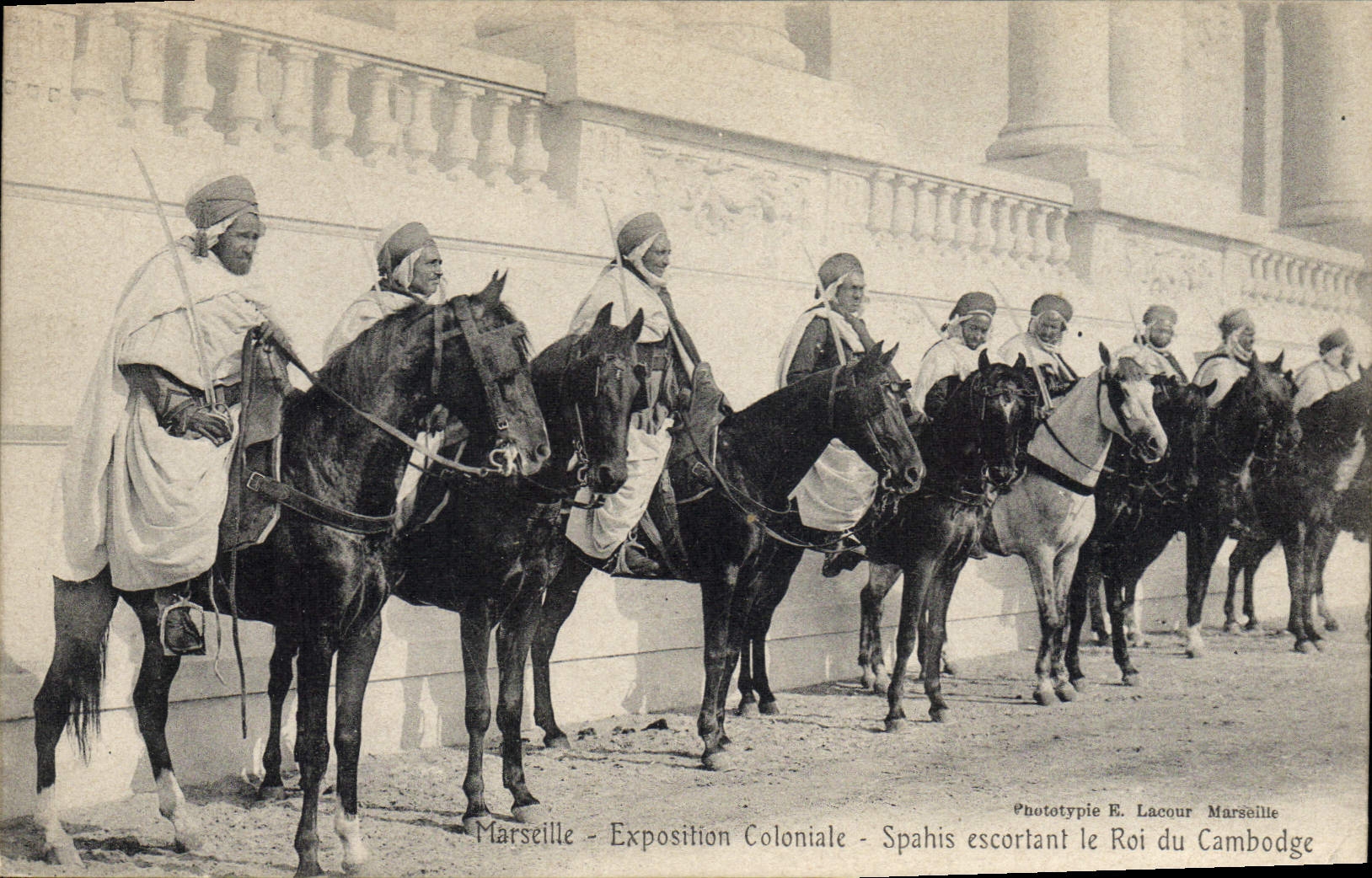CPA Militaria Marseille Exposition coloniale Spahis escortant le roi du Cambodge