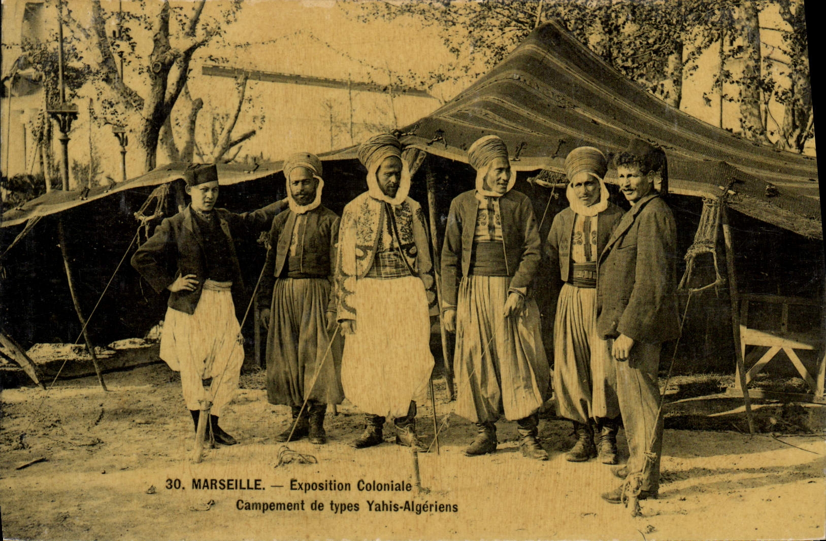 CPA Militaria Marseille Exposition coloniale Campement de types Yahis Algeriens