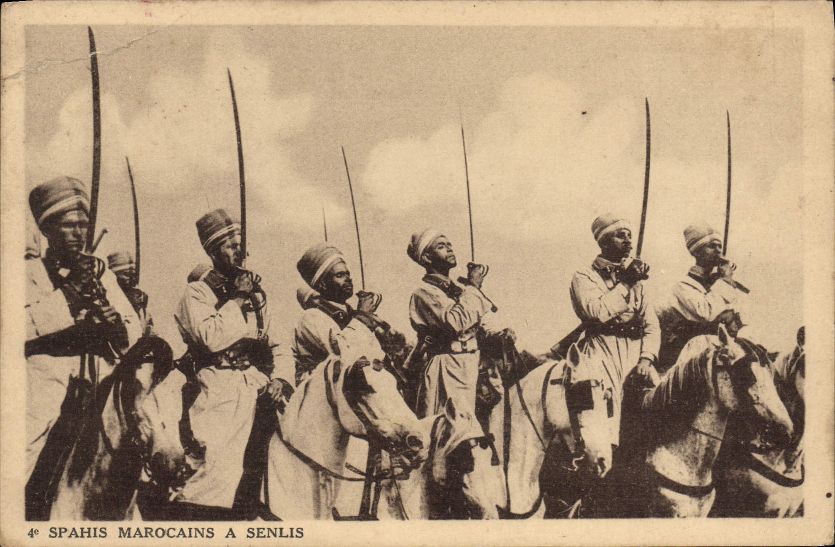 CPA Militaria Spahis Marocains a Senlis