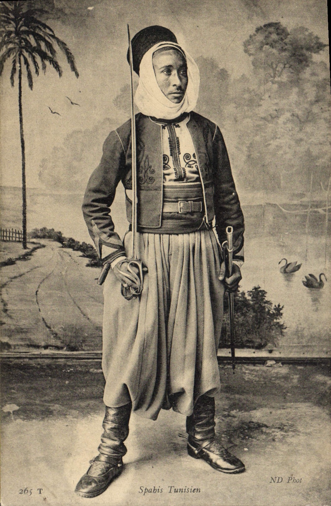 CPA Militaria Spahis Tunisien