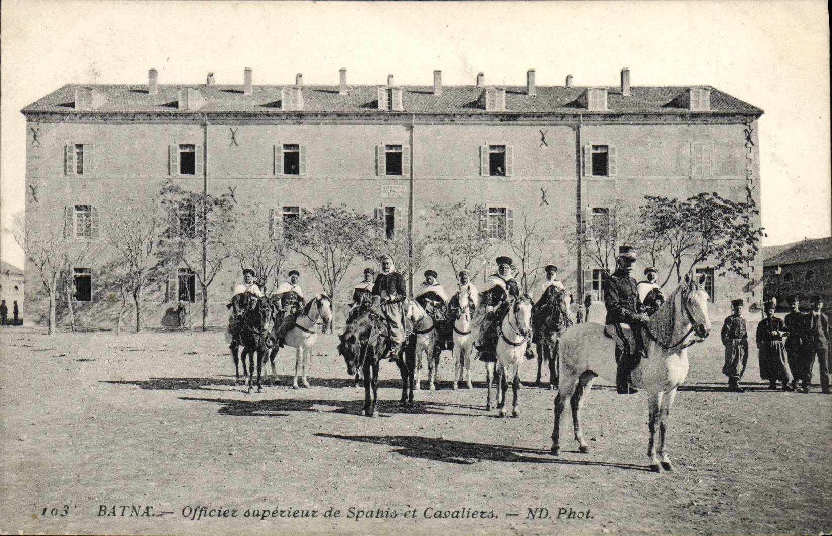 CPA Militaria Batna Officier superieur de Spahis et Cavaliers