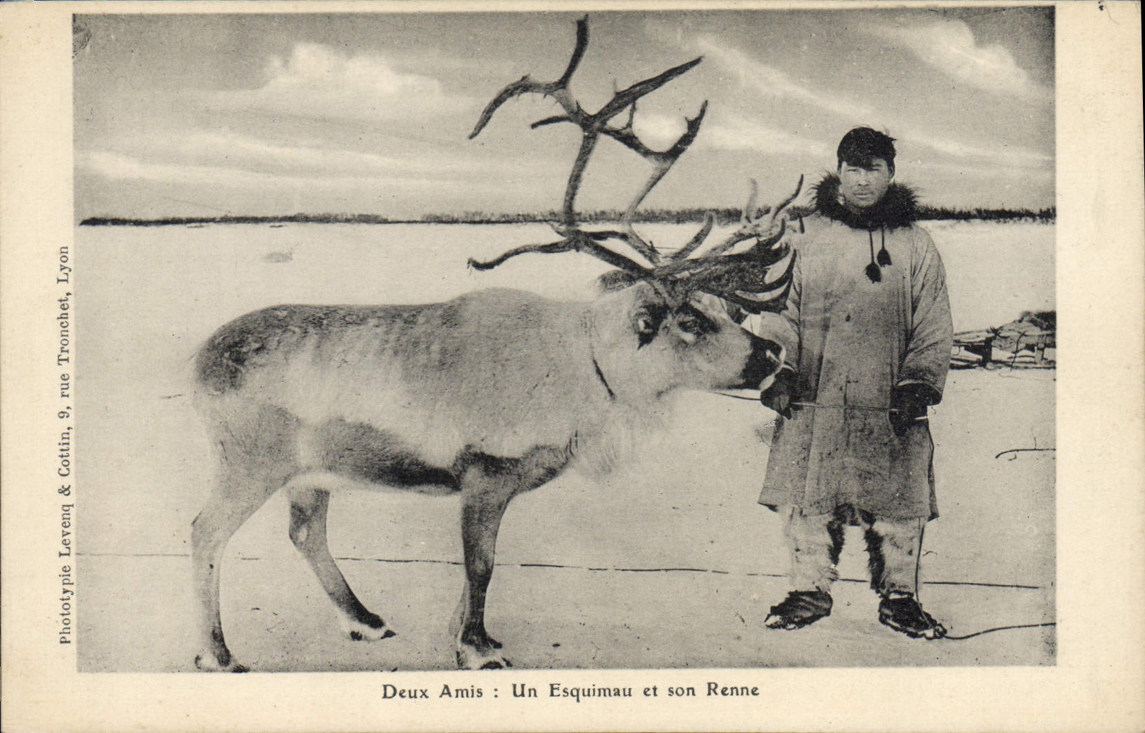 CPA Polaire Deux amis Un Esquimau et son Renne
