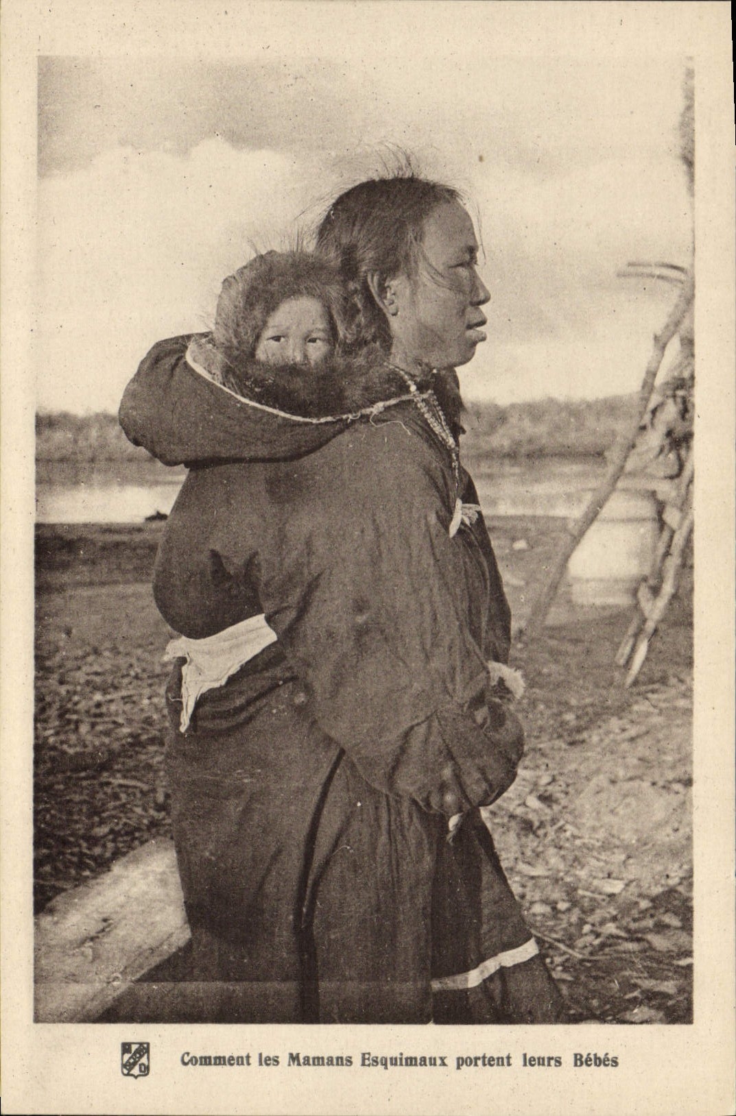 CPA Polaire Comment les mamans Esquimaux portent leurs bebes