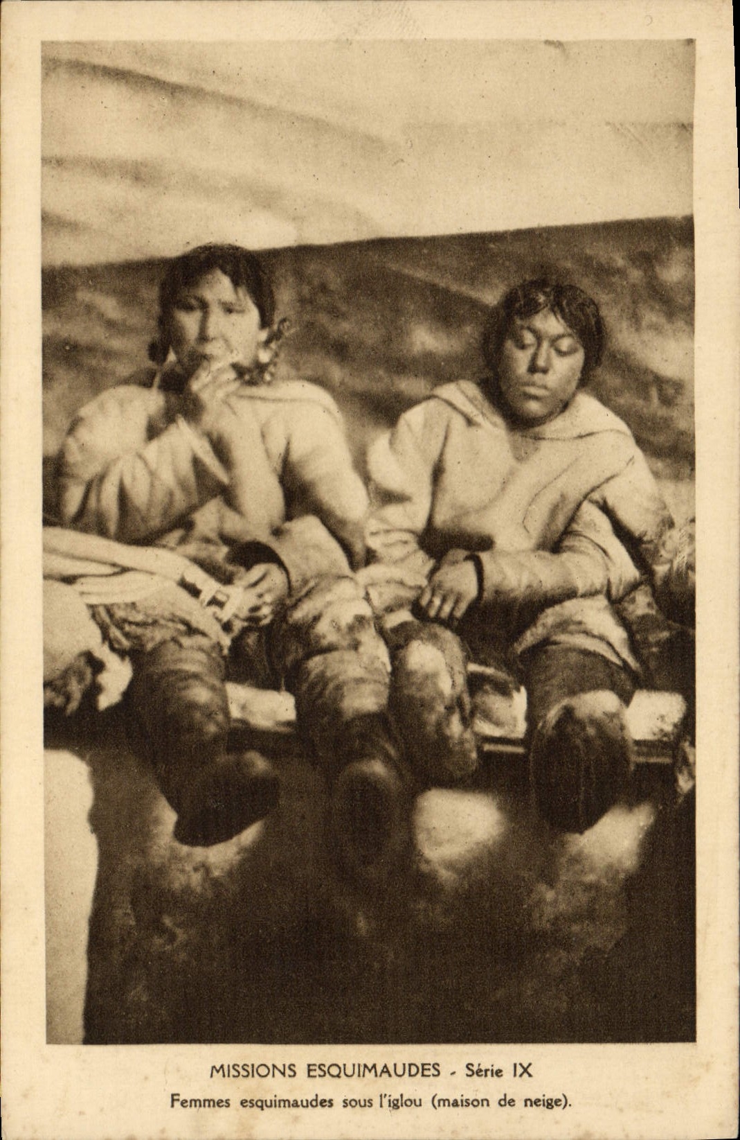 CPA Polaire Missions Esquimaudes Femmes esquimaudes sous l'iglou Maison de neige