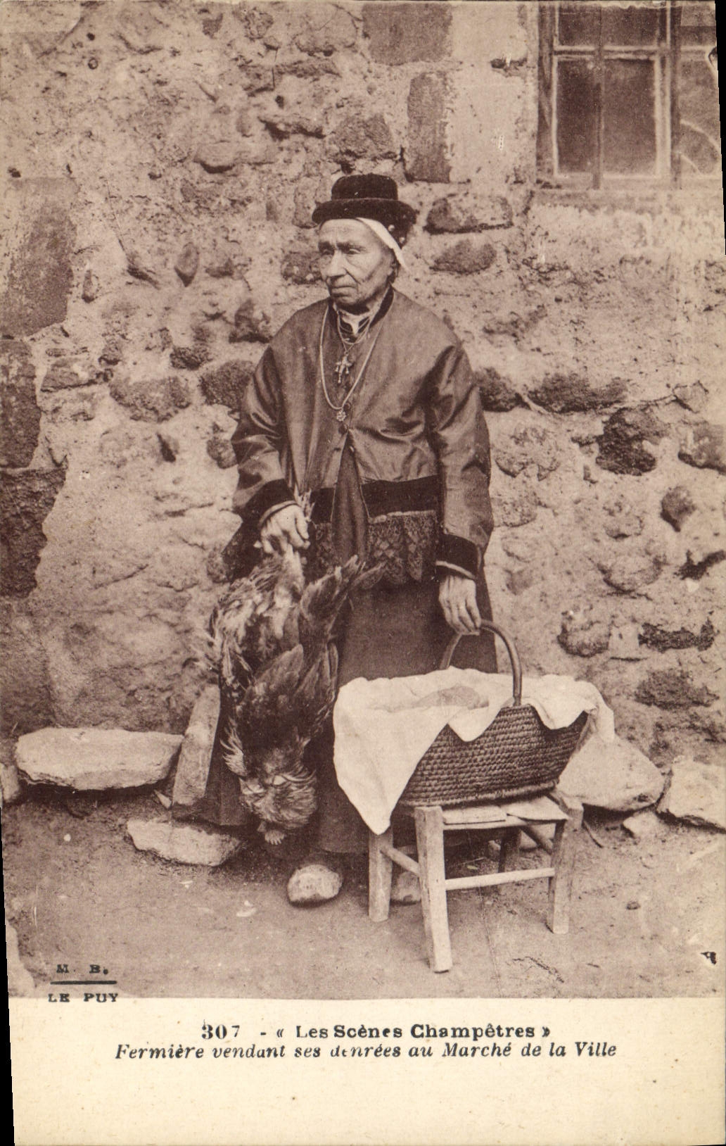 Folklore de Fermiere de la POSTAL de la VENDIMIA que vende sus productos alimenticios en el mercado de la ciudad