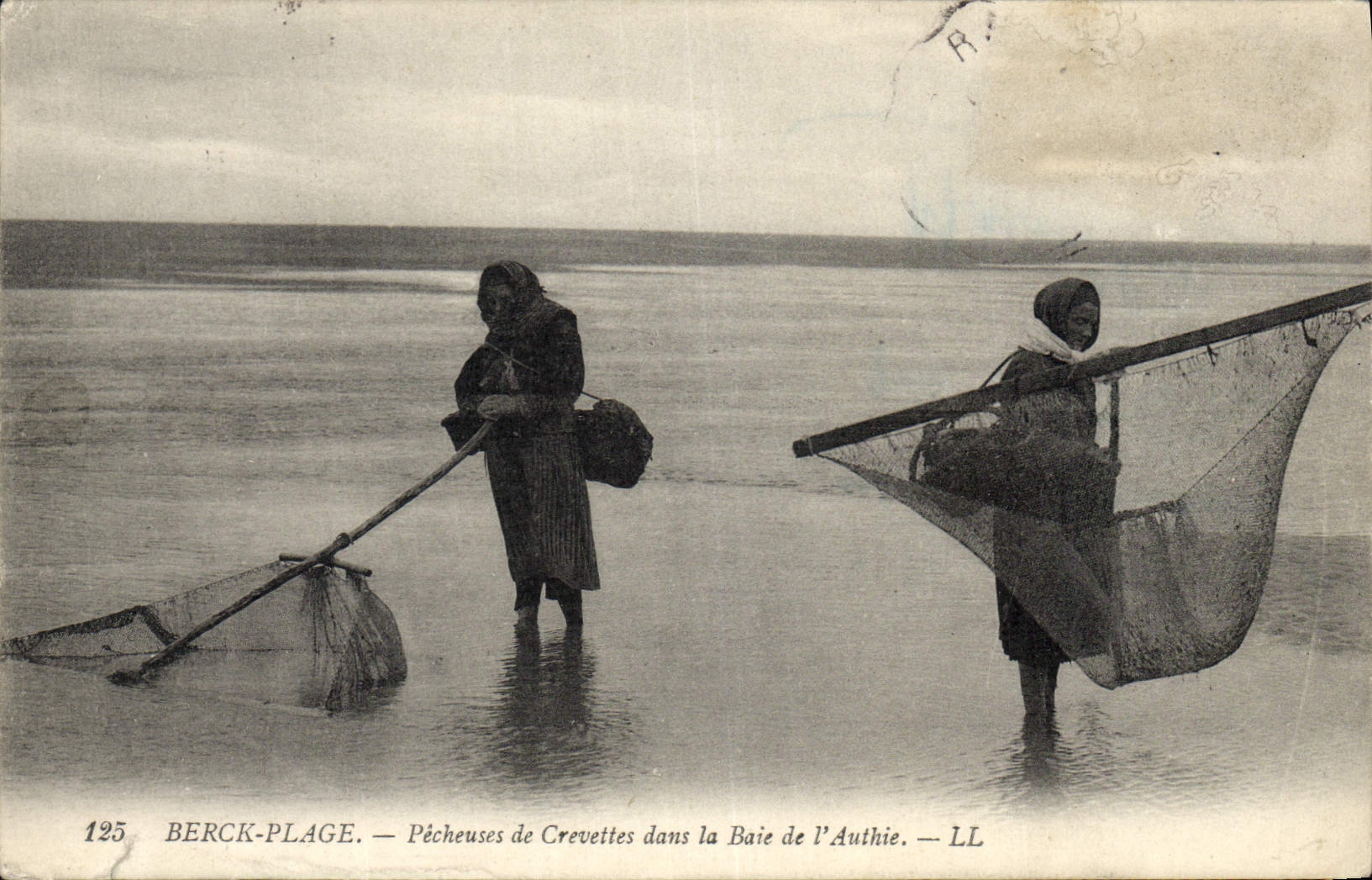 CPA Peche Berck Plage Pecheuses de crevettes dans la baie de l'Authie