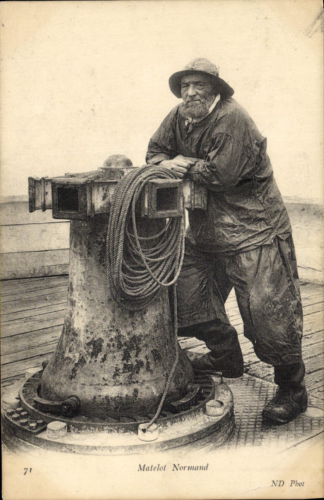 POSTAL de la VENDIMIA que pesca a marinero normando