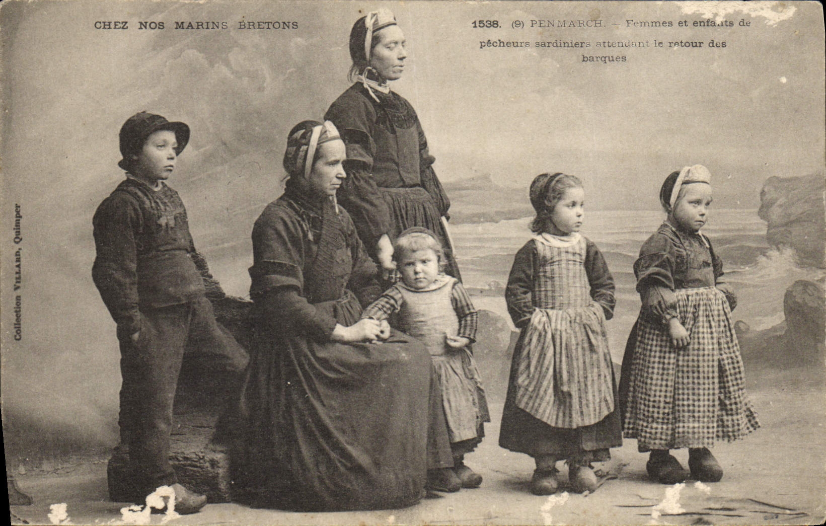 Mujeres de Penmarch de la pesca de la POSTAL de la VENDIMIA y niños de los barcos de la sardina de los pecadores que aguardan la vuelta de los barcos