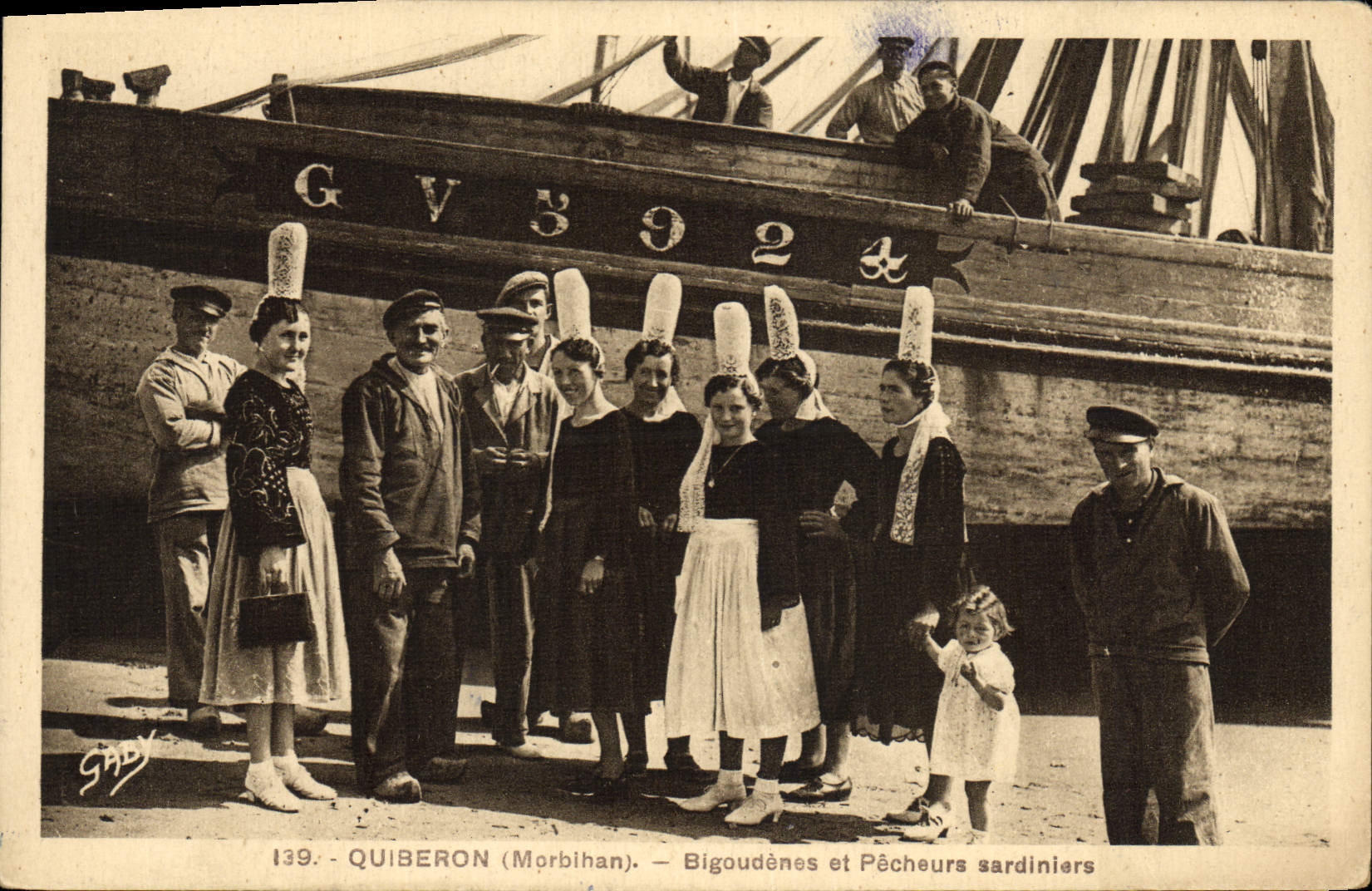 VINTAGE POSTCARD Fishing Quiberon Morbihan Bigoudenes and sinning sardine boats