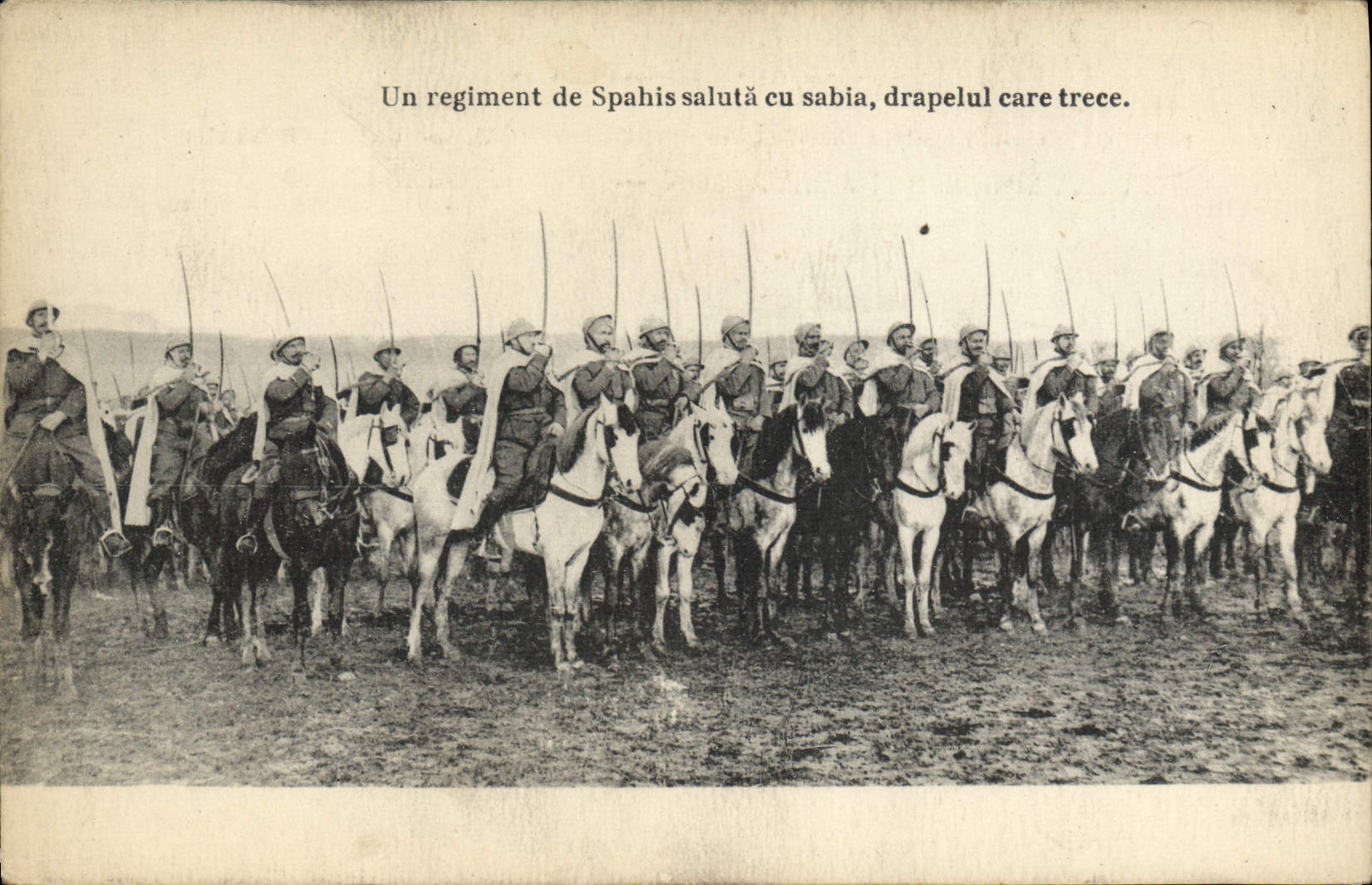 CPA Militaria Un regiment de Spahis saluta cu sabia