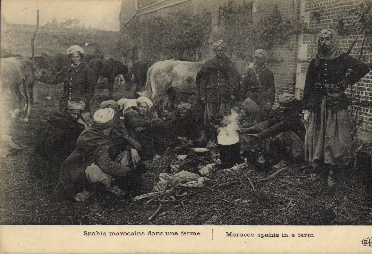 CPA Militaria Spahis Marocains dans une ferme