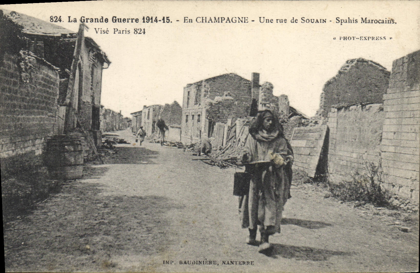CPA Militaria Une rue de Souain Spahis Marocains