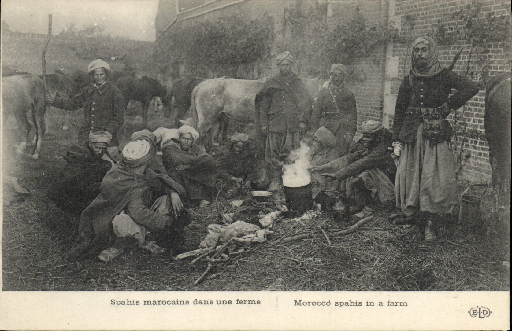 CPA Militaria Spahis Marocains dans une ferme