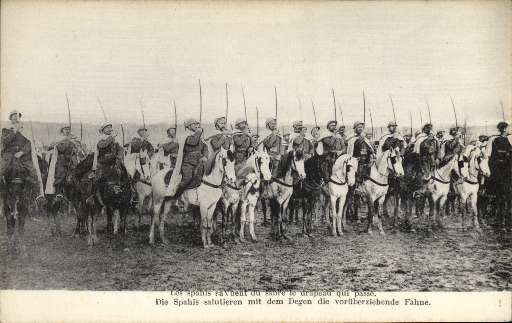 CPA Militaria Les Spahis saluent du sabre le drapeau qui passe