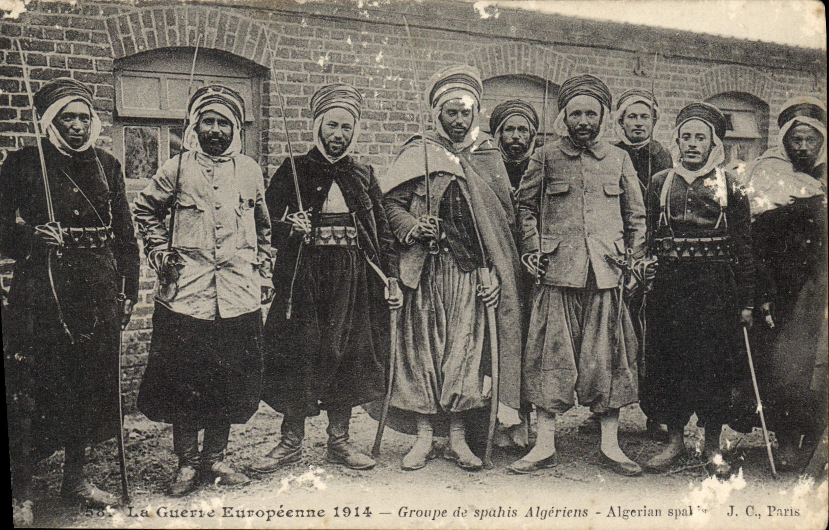 CPA Militaria Groupe de Spahis algeriens
