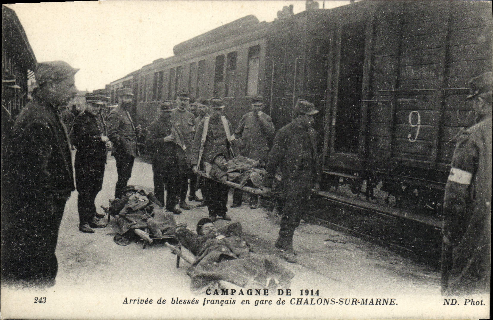 VINTAGE POSTCARD Militaria Sante Arrived of wound French in station of Trawl-nets on the Marne
