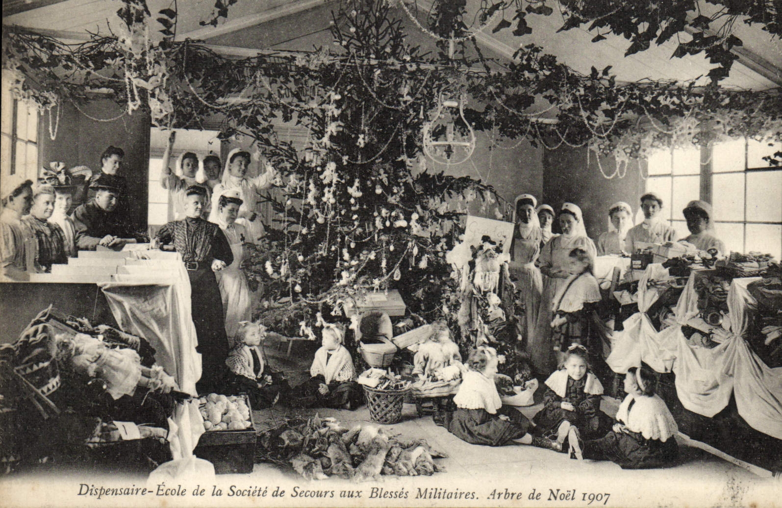 CPA Militaria Sante Dispensaire Ecole de la Societe de Secours aux Blesses Militaires Arbre de Noel 1907