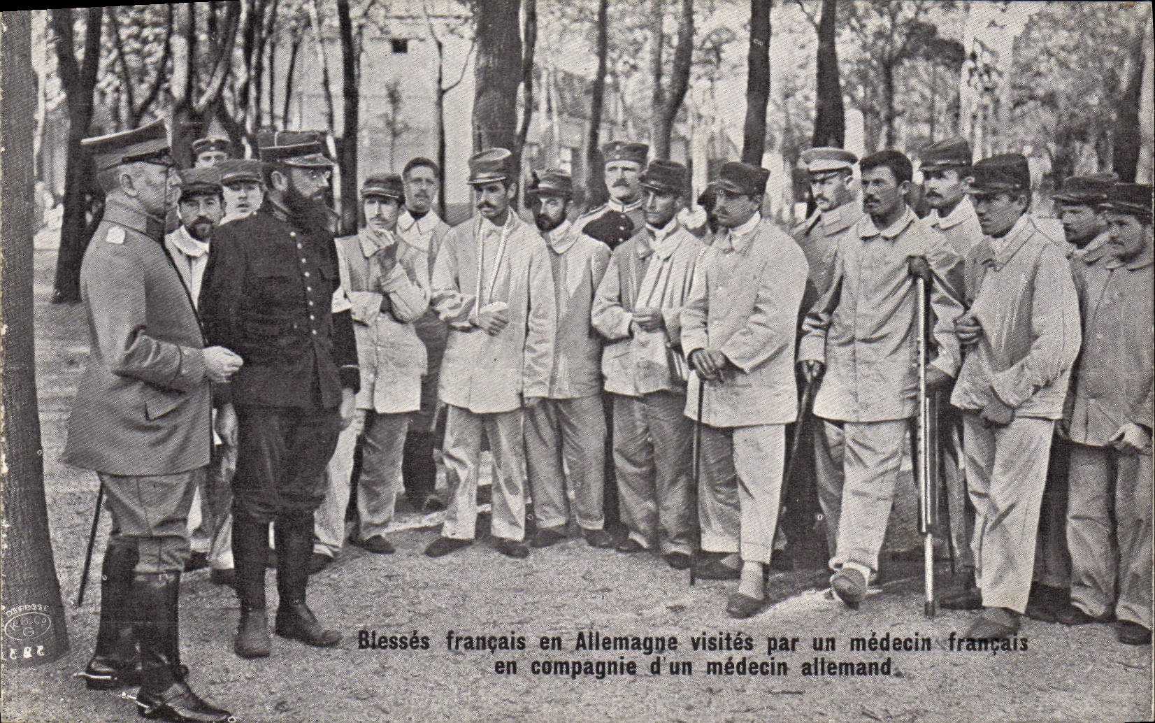 CPA Militaria Sante Blesses francais en Allemagne visites par un medecin francais en compagnie d'un medecin allemand