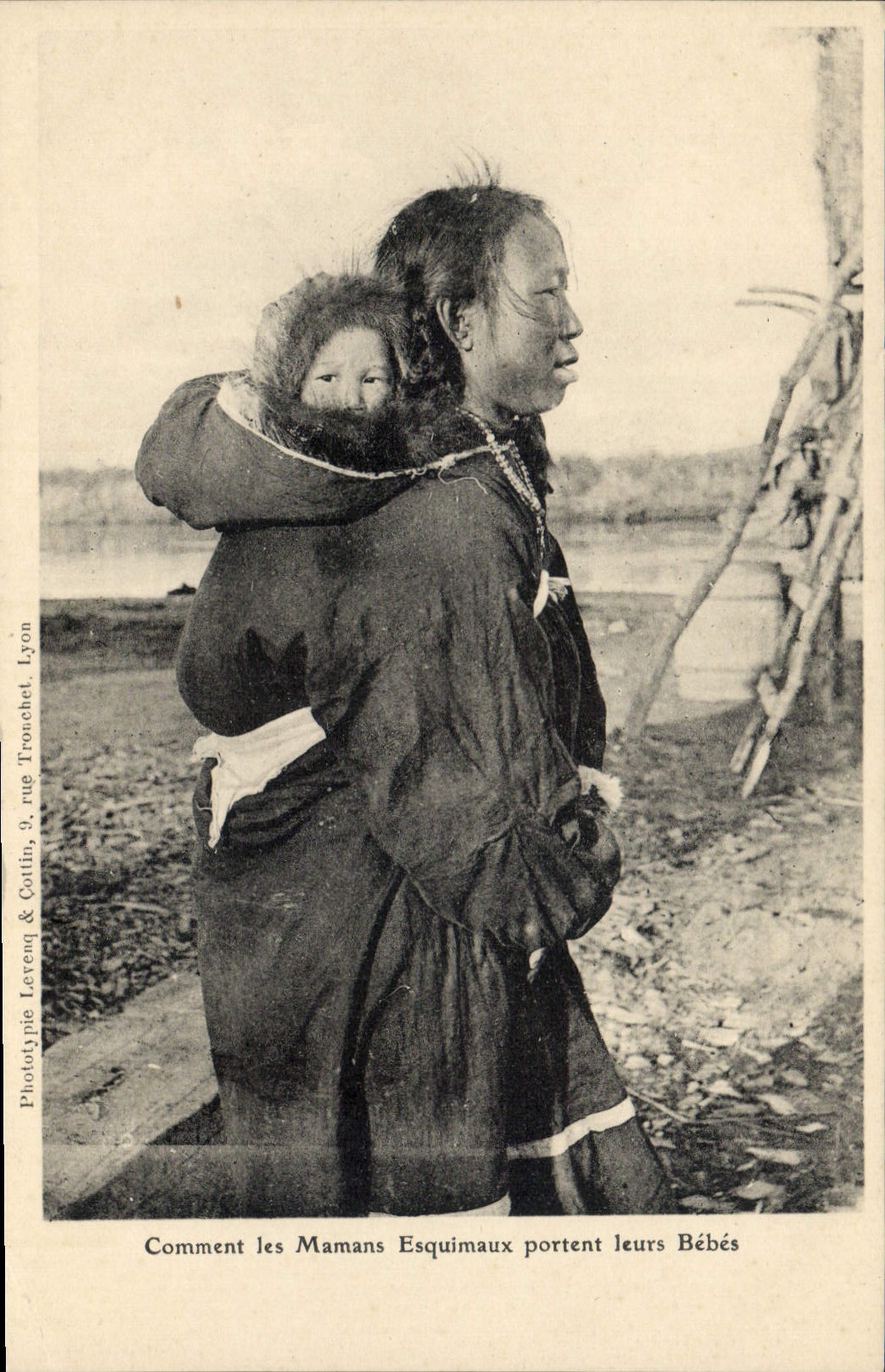 CPA Polaire Comment les Mamans Esquimaux portent leurs bebes