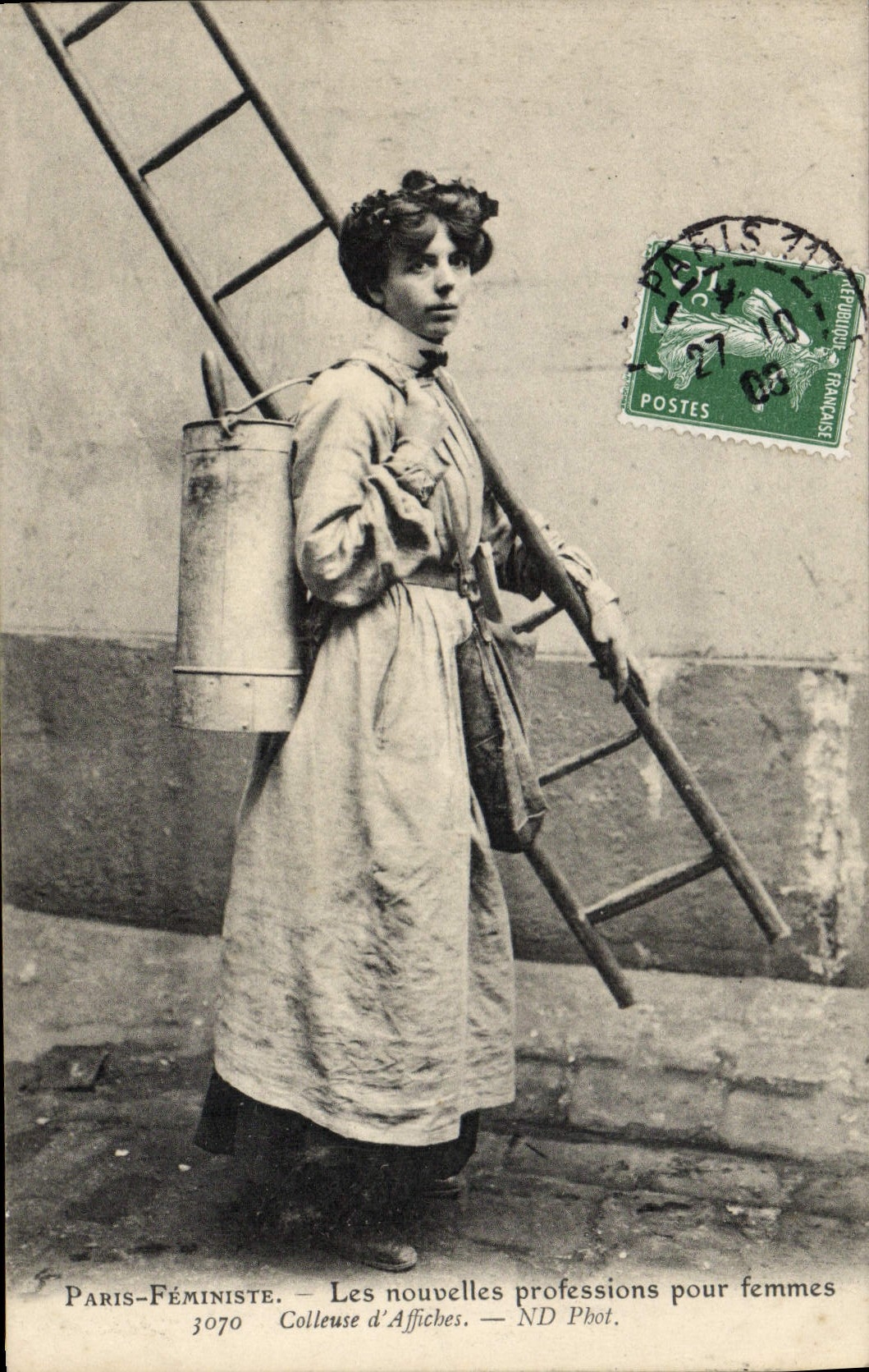 CPA Paris Feministe Les nouvelles professions des femmes Colleuse d'affiches TOP