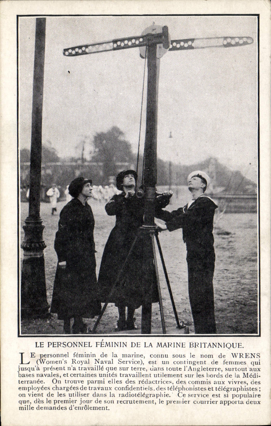 CPA Le personnel feminin de la marine britannique Bateau