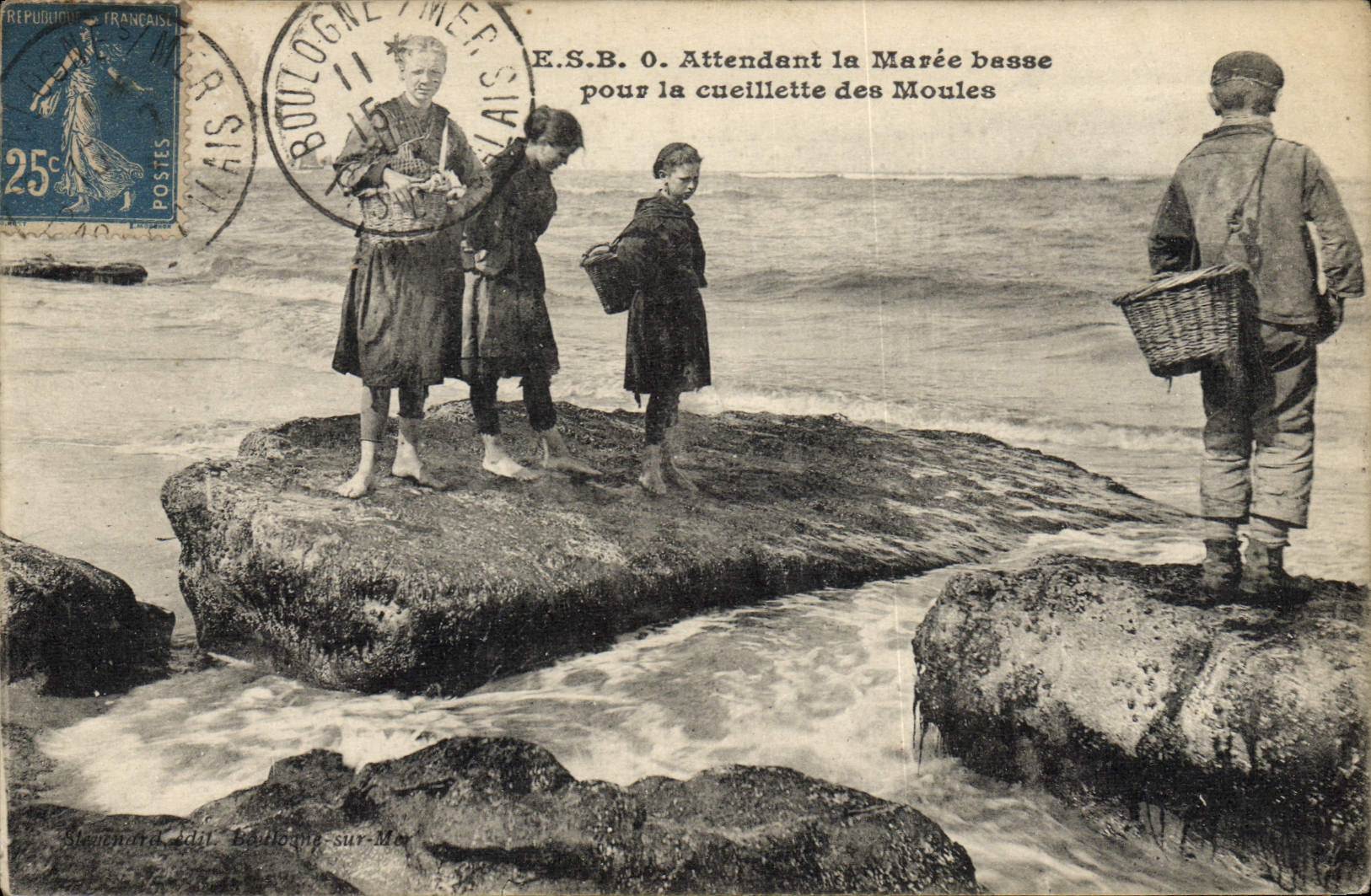CPA Peche Attendant la maree basse pour la cueillette des moules