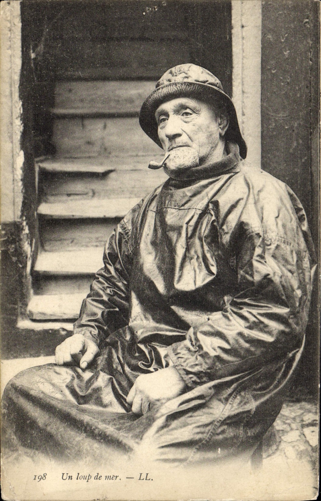 CPA Peche Un loup de mer