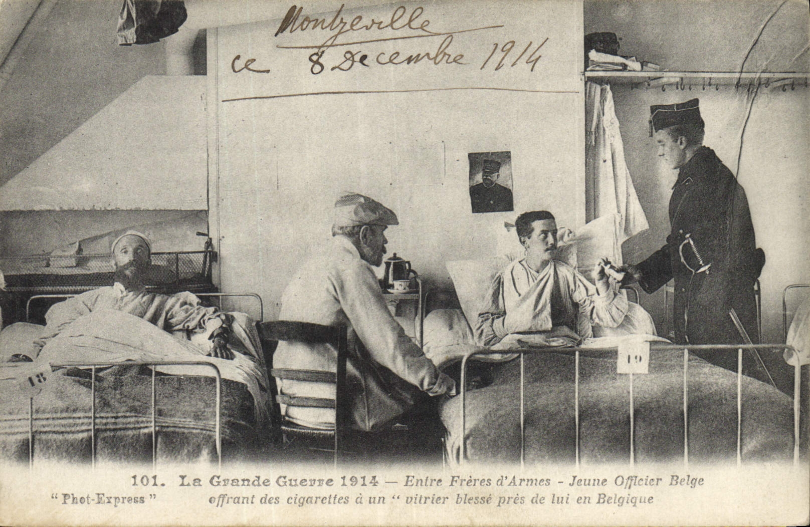 Vintage Postcard Militaria Between brothers-in-arms Jeune Belgian officer offering of the cigarettes has a glazier wounds close to him in Belgium