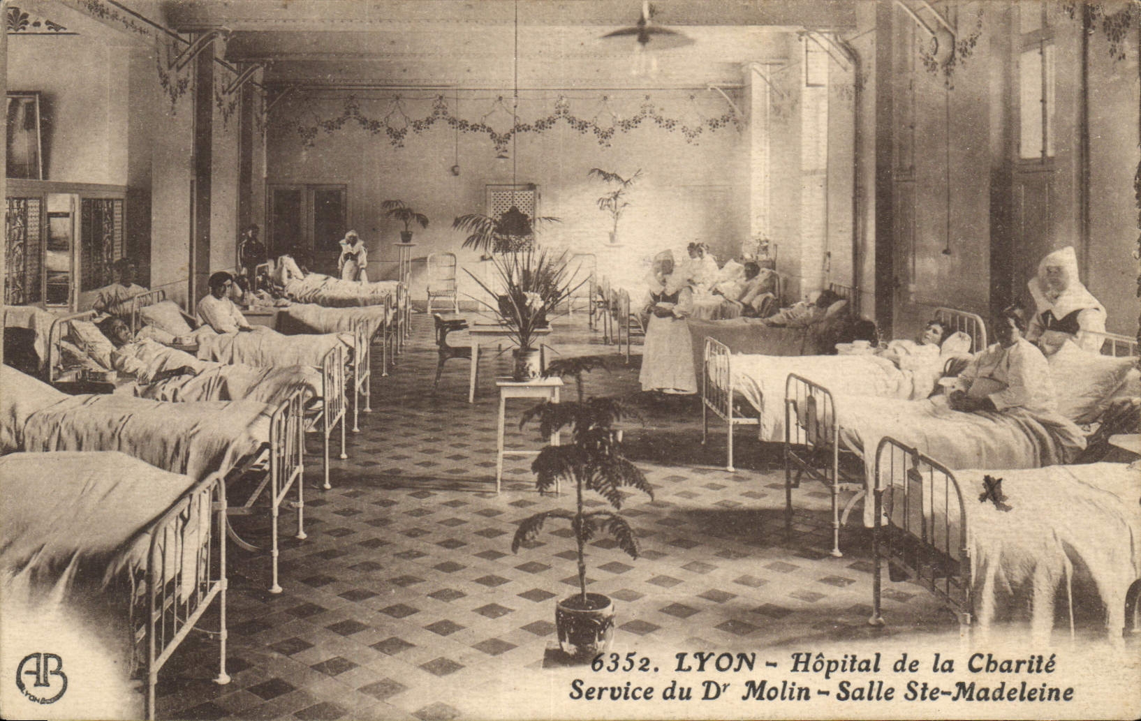 CPA Militaria Lyon Hopital de la Charite Service du Dr Molin Salle Ste Madeleine