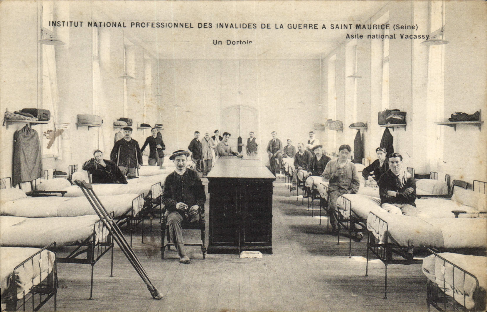 CPA Militaria Institut national professionnel des Invalides de la Guerre a Saint Maurice Vacassy Un dortoir