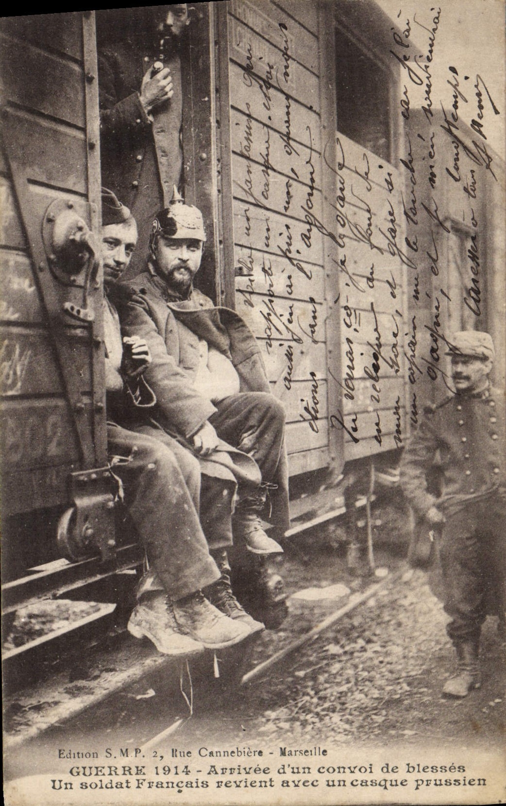Postal Militaria Llegar de un convoy herido de un soldado francés vuelve de nuevo con un casco Prusiano