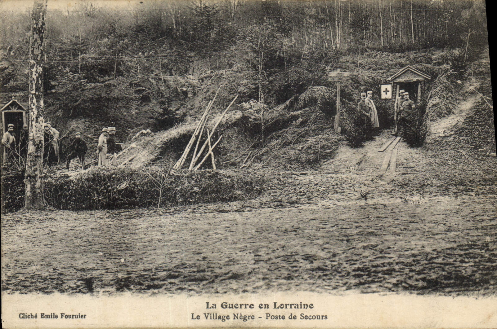 CPA Militaria La guerre en Lorraine Le village negre Poste de secours
