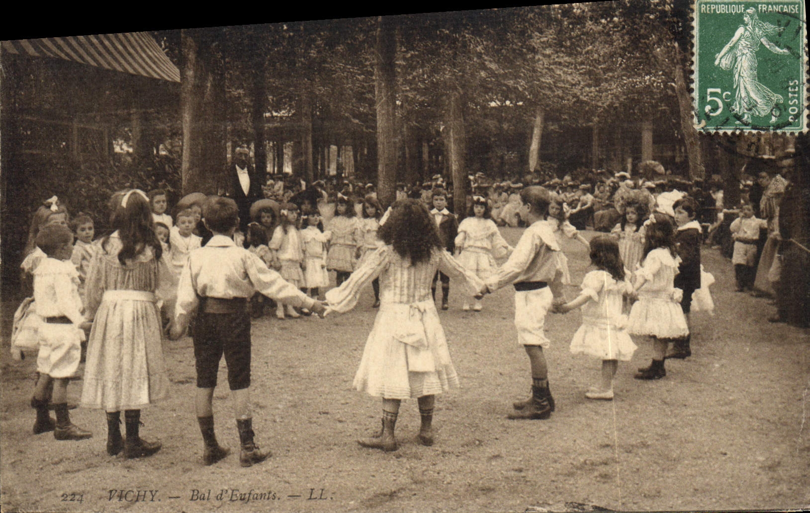 CPA Vichy Bal d'enfants 