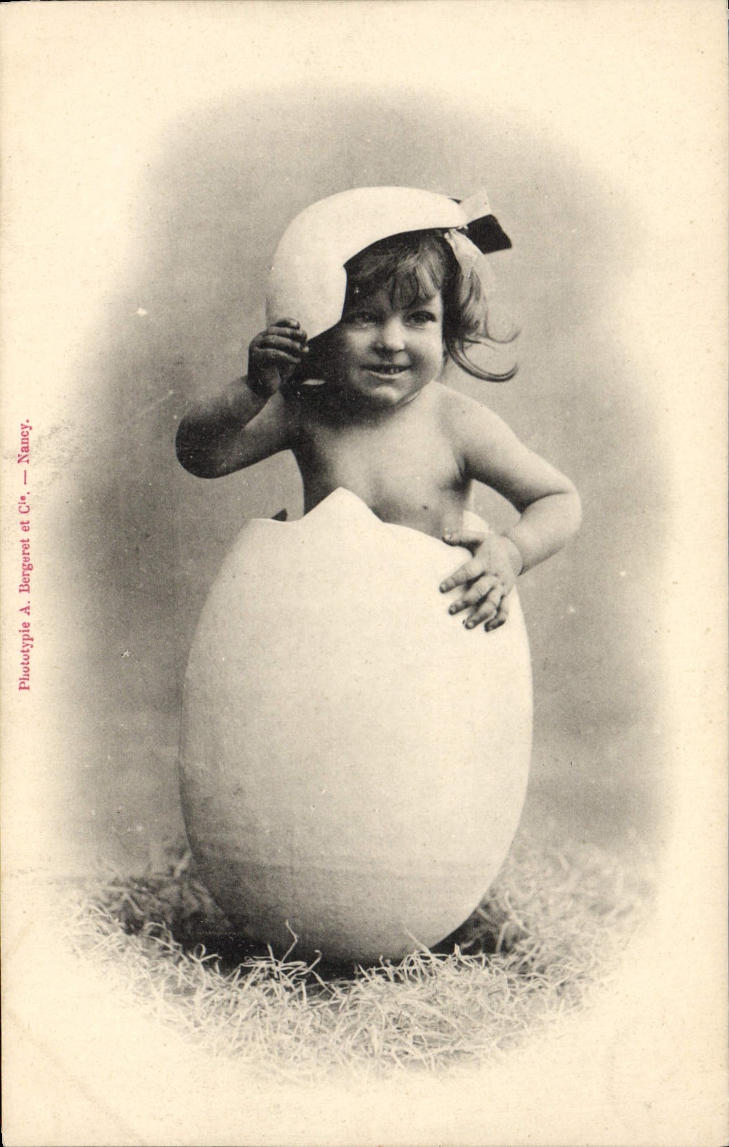 CPA Fantaisie Enfant Enfant oeuf