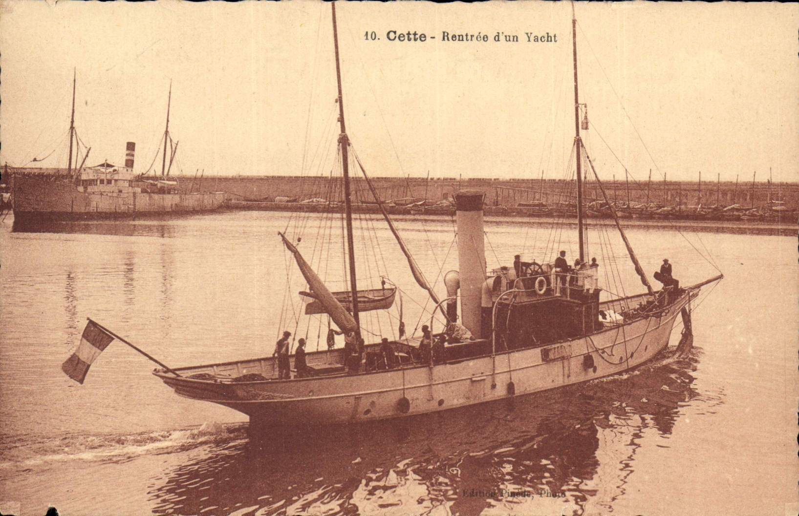 CPA Bateau Cette Rentree d'un yacht 