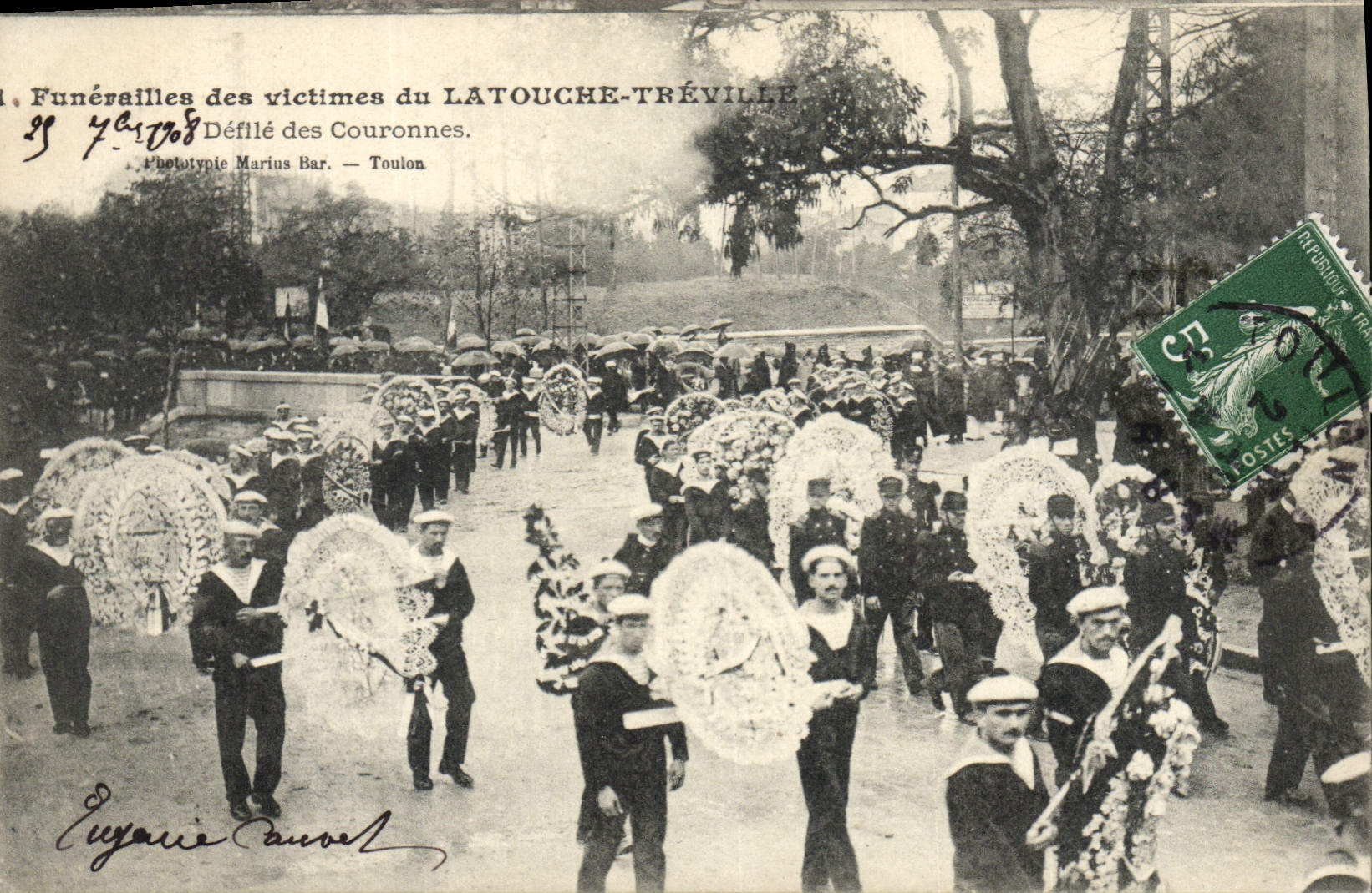 CPA Funerailles des victimes de Latouche Treville Defile des couronnes