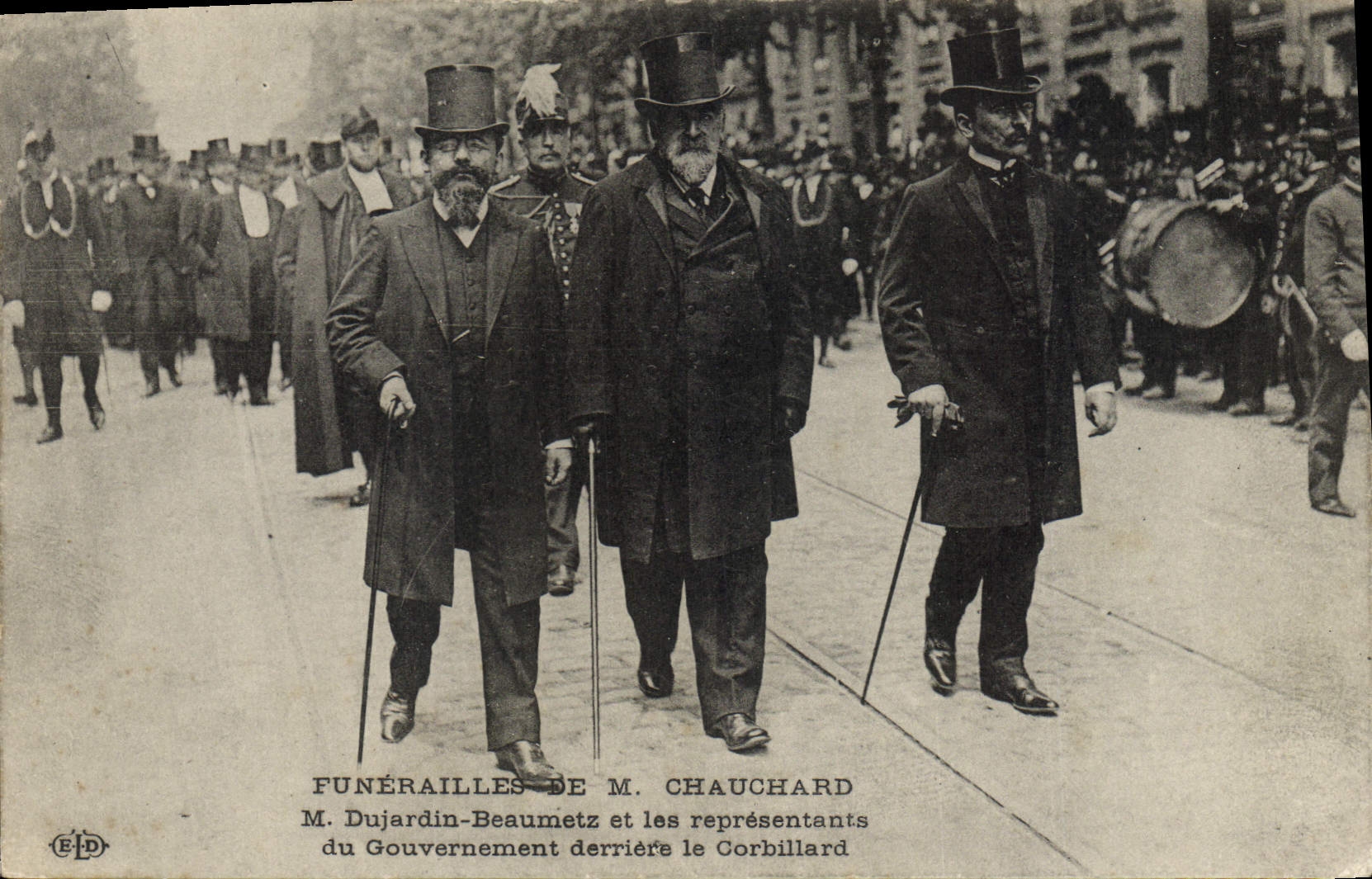 CPA Funerailles de M Chauchard Dujardin Beaumetz et les representants du gouvernement