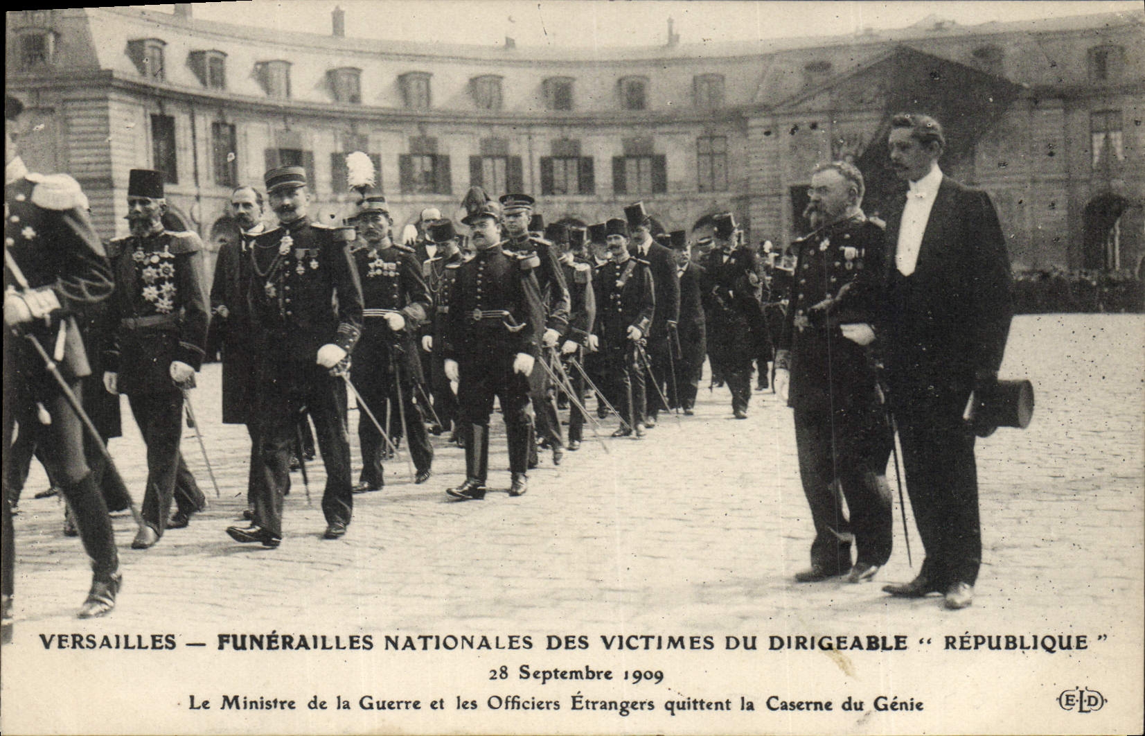 CPA Versailles Funerailles nationales des victimes du Dirigeable Republique Caserne du Genie