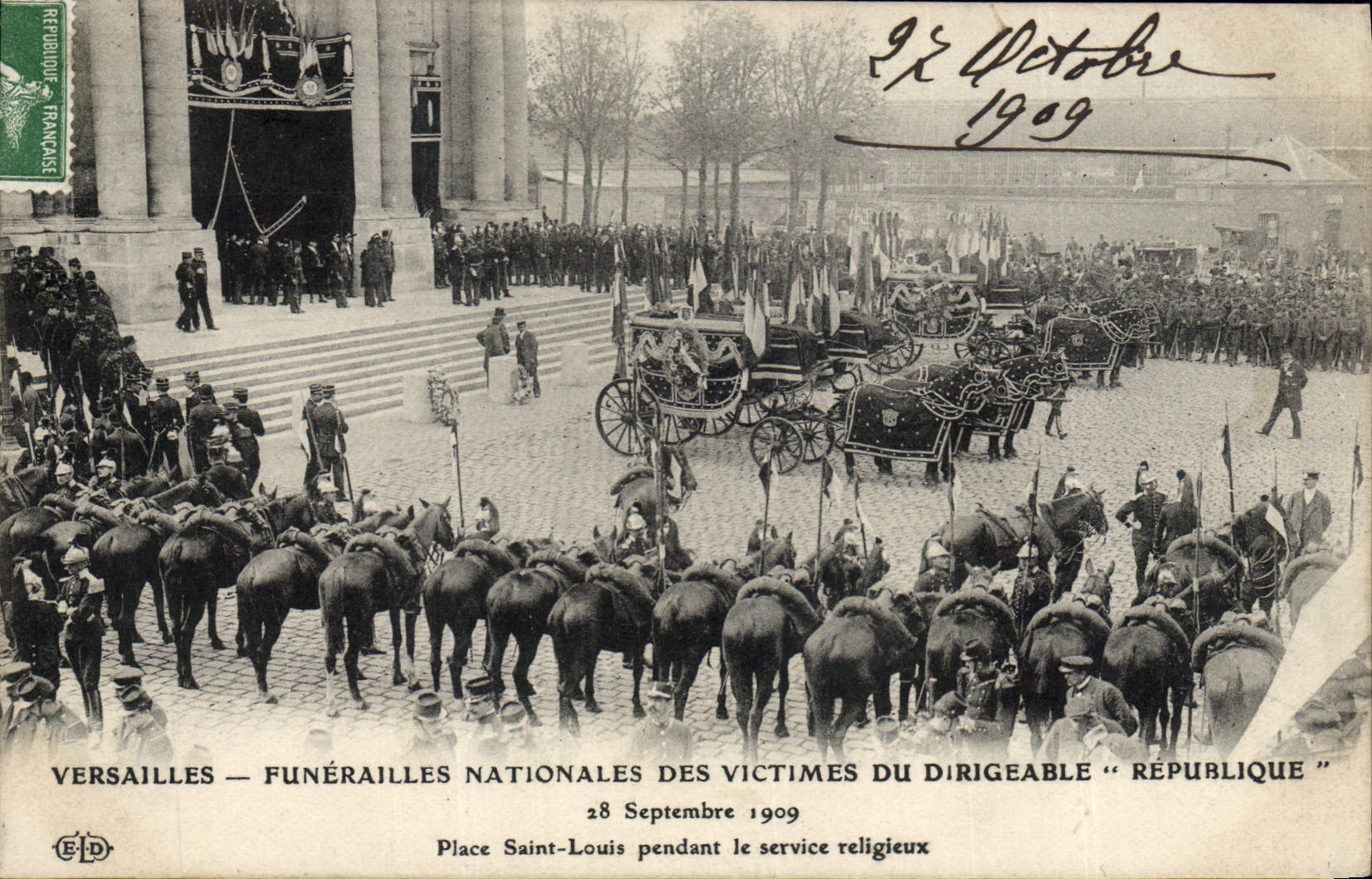 CPA Versailles Funerailles nationales des victimes du Dirigeable Republique Place Saint Louis pendant le service religieux