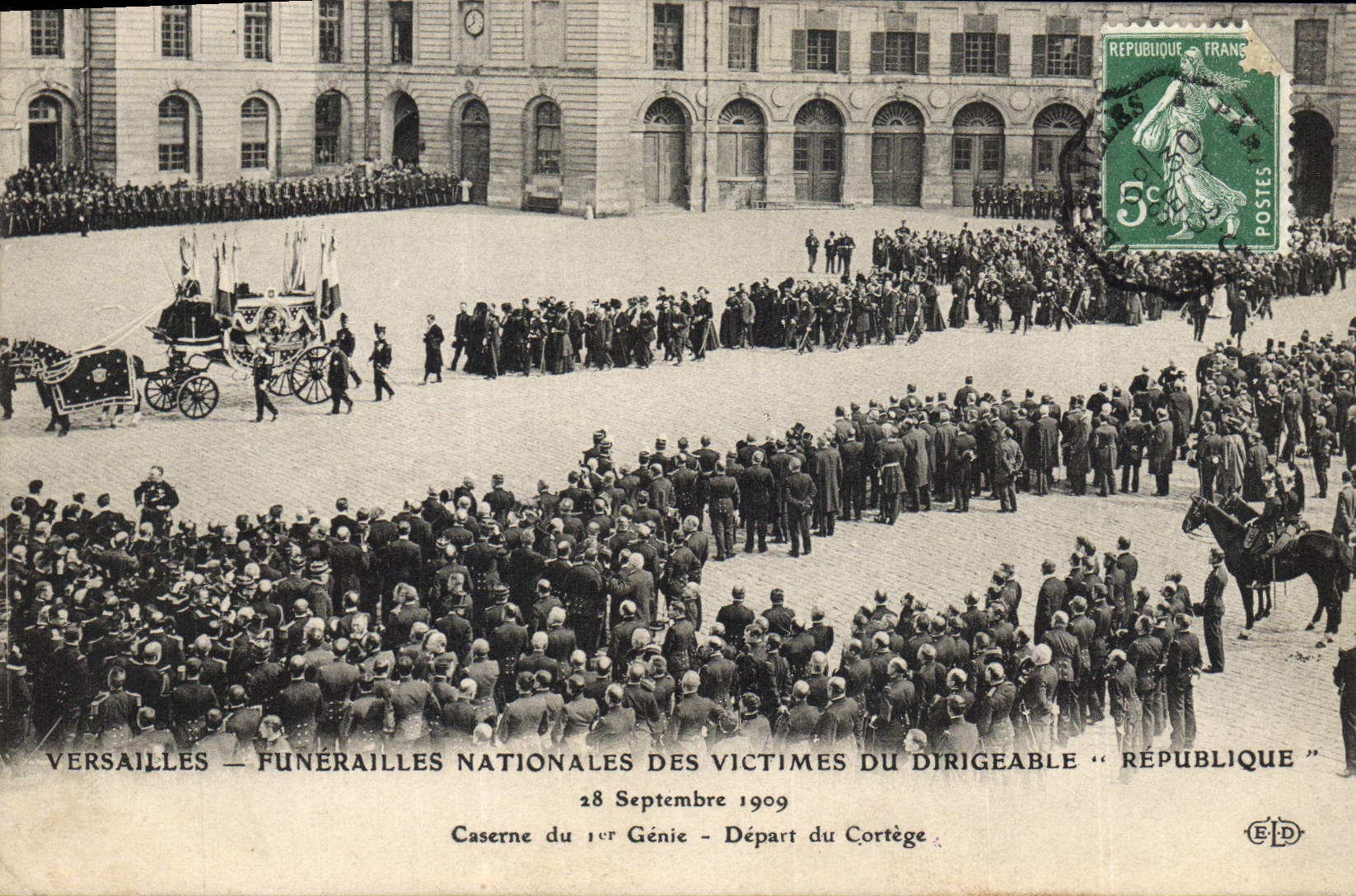 CPA Versailles Funerailles nationales des victimes du Dirigeable Republique Caserne du 1er Genie Depart du cortege