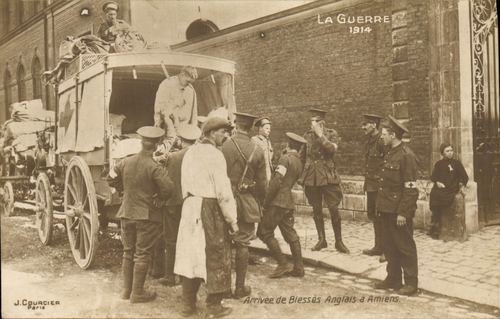 Postal Militaria Llegar de Herir ingleses en Amiens