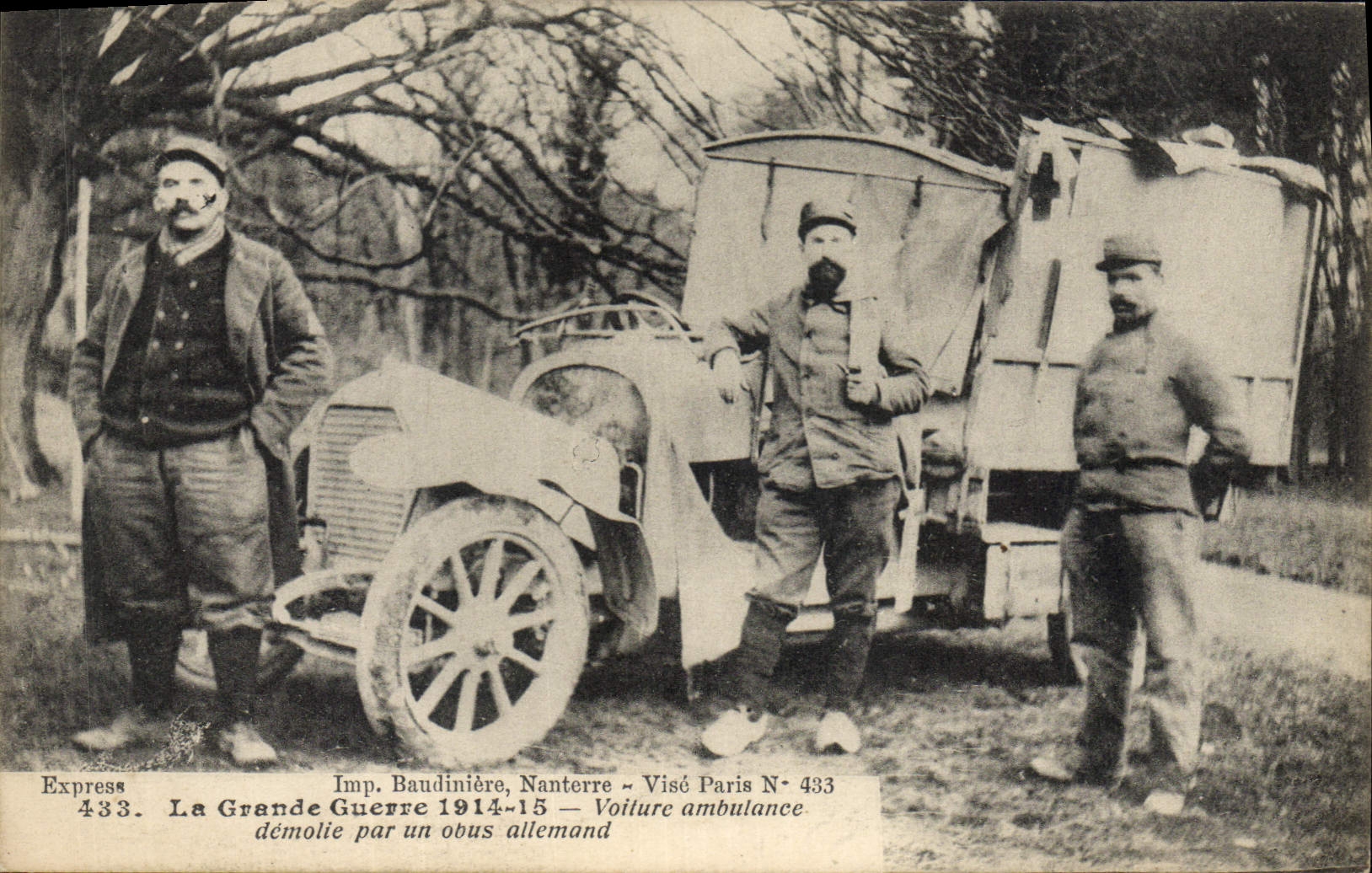 CPA Militaria Voiture ambulance demolie par un obus allemand 