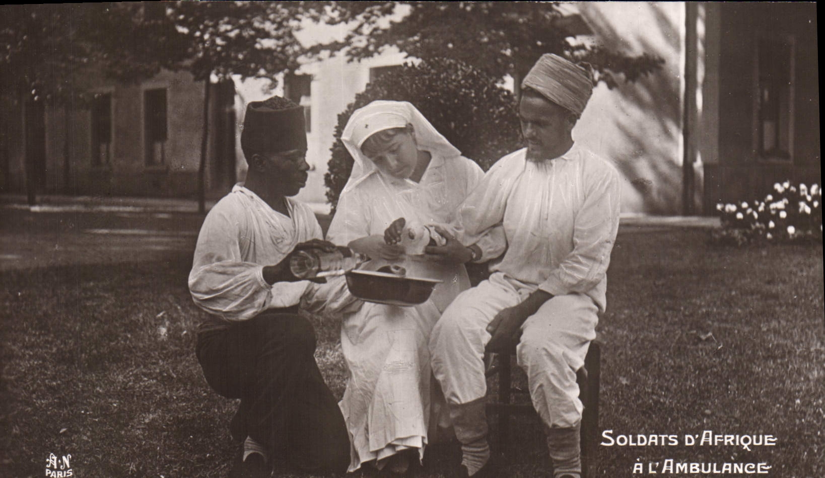 Postal Soldados de África tiene la ambulancia Enfermera