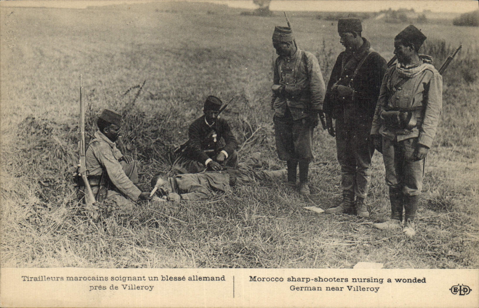 CPA Militaria Tirailleurs marocains soignant un blesse allemand pres de Villeroy