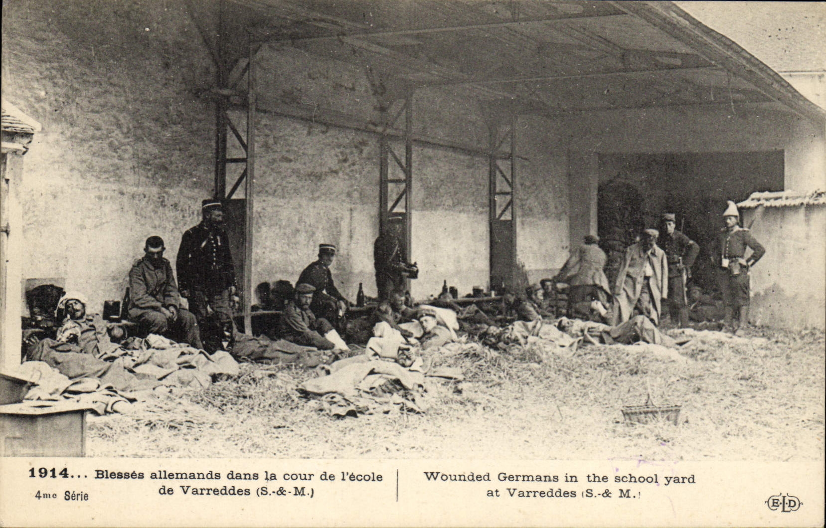 CPA Sante Militaria Blesses allemands dans la cour de l'ecole de Varreddes