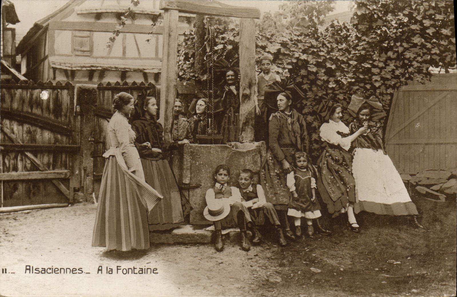 CPA Folklore Alsace Alsaciennes A la fontaine